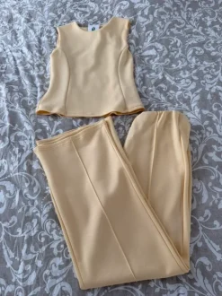 Ensemble jaune pale neuf