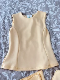 Ensemble jaune pale neuf