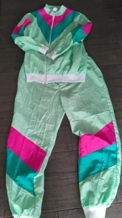 80er Jahre Jogginganzug Outfit