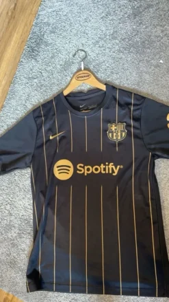 FC Barcelona Trikot – Gold/Dunkelblau – Größe S/M