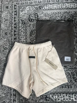Fear of God Essentials Shorts Cloud Dancer Neu mit Etikett