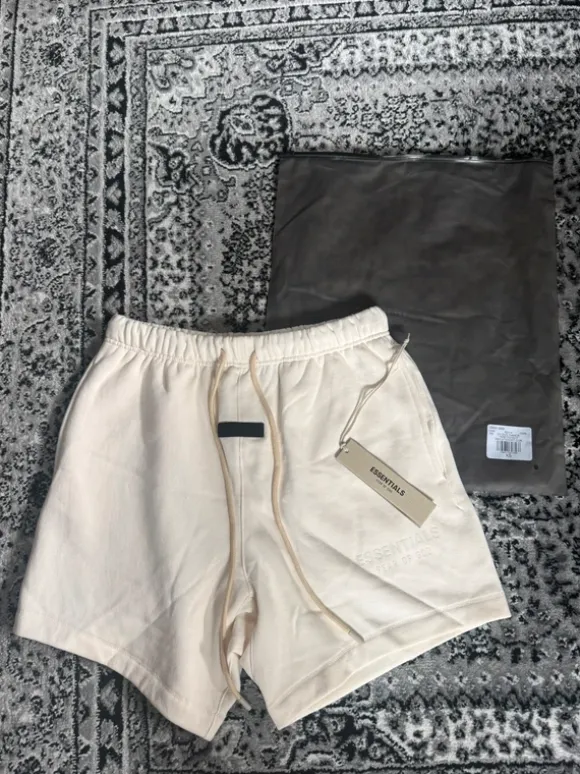 Fear of God Essentials Shorts Cloud Dancer Neu mit Etikett