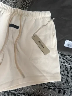 Fear of God Essentials Shorts Cloud Dancer Neu mit Etikett