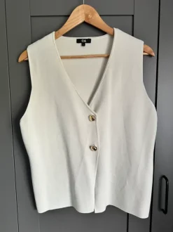 Feinstrickweste in beige mit goldenen Knöpfen