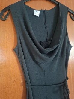 Figurbetonter Jumpsuit mit weitem Bein
