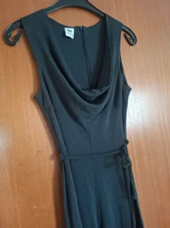 Figurbetonter Jumpsuit mit weitem Bein