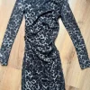 figurbetontes Damenkleid mit Leo-Print