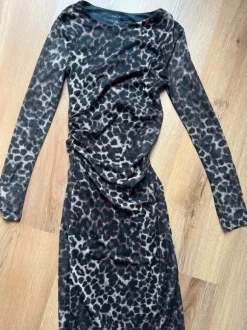 figurbetontes Damenkleid mit Leo-Print