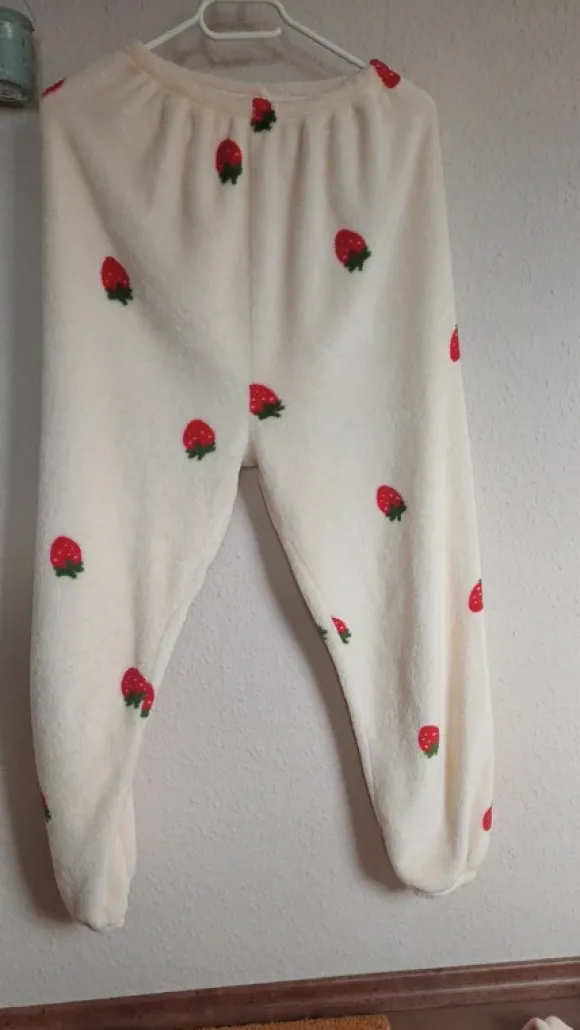 Flauschiger Hausanzug mit Erdbeeren