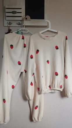 Flauschiger Hausanzug mit Erdbeeren