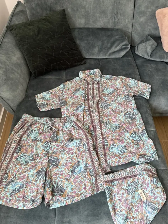 For men: beach shirt and shorts with bag included
