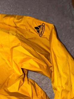 Gelbe Regenjacke