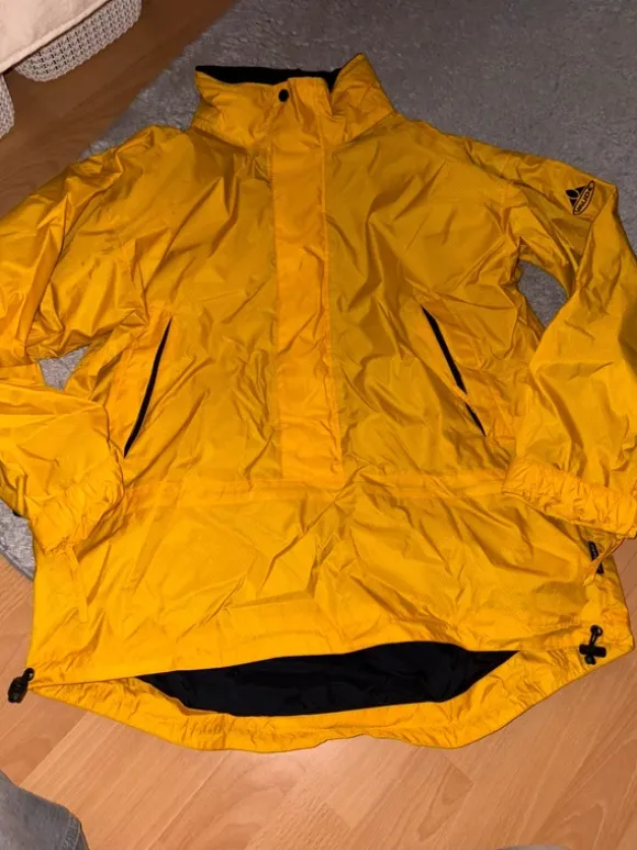 Gelbe Regenjacke