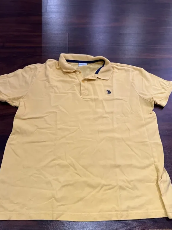 Gelbes Poloshirt