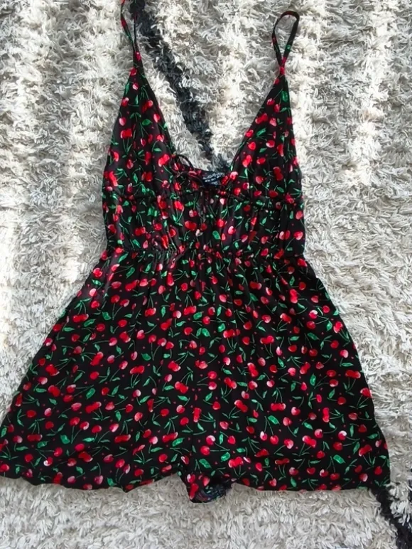 Gemusterter Jumpsuit mit Kirschen - Miss Selfridge Gr.36