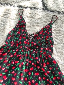 Gemusterter Jumpsuit mit Kirschen - Miss Selfridge Gr.36