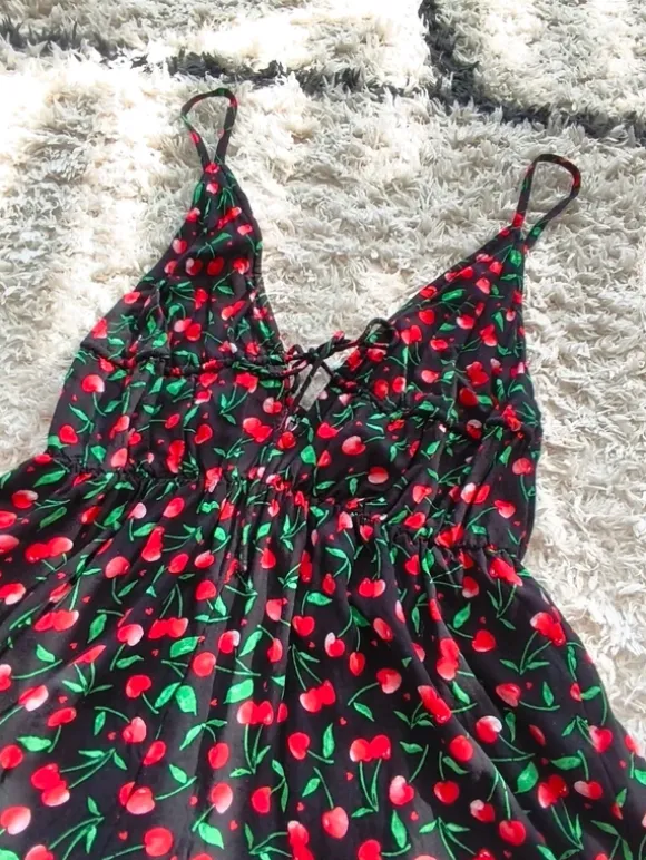Gemusterter Jumpsuit mit Kirschen - Miss Selfridge Gr.36