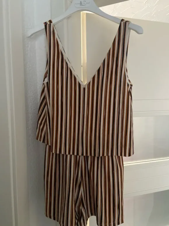 Gestreifter Jumpsuit von Mango Basics in Größe XS.