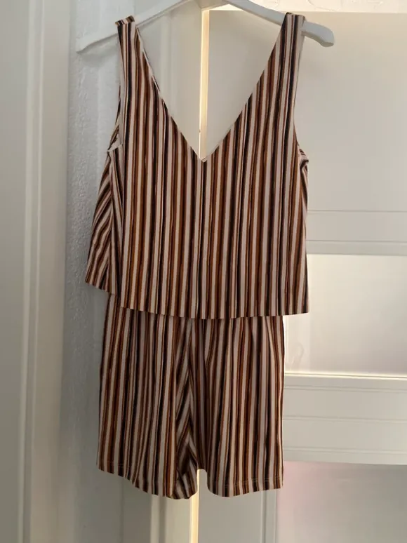 Gestreifter Jumpsuit von Mango Basics in Größe XS.