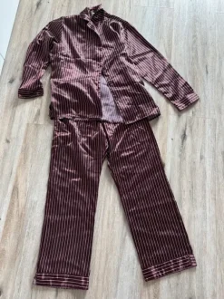 Gestreifter Pyjama