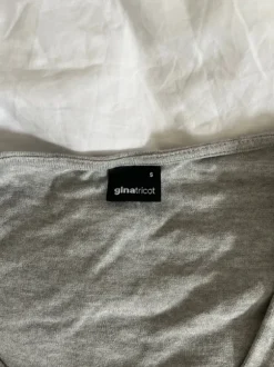 Gina Tricot tailliertes Oberteil mit Knopfleiste