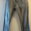 Graue Jeans