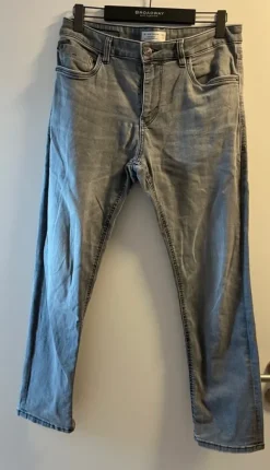 Graue Jeans