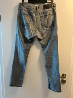 Graue Jeans