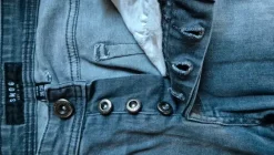 Graue Jeans mit Knopfleiste