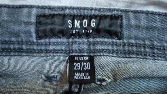 Graue Jeans mit Knopfleiste