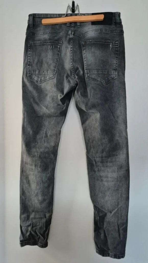 Graue Jeans mit Knopfleiste