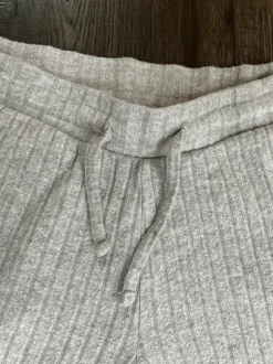 graue Jogginghose