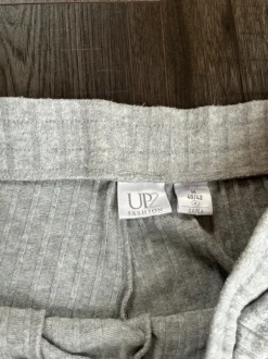graue Jogginghose