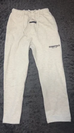 Grauer jogging anzug