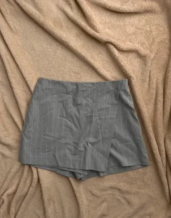 Grauer Nadelstreifen Skort