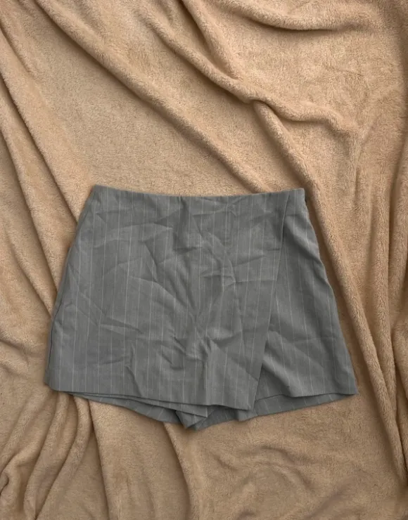 Grauer Nadelstreifen Skort