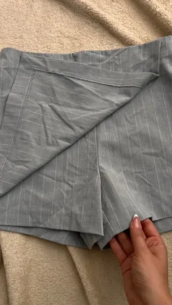 Grauer Nadelstreifen Skort