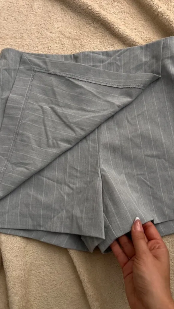 Grauer Nadelstreifen Skort