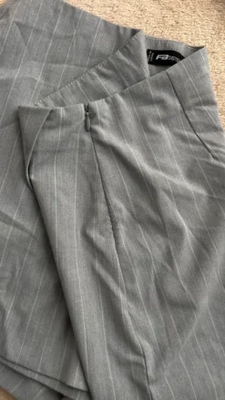 Grauer Nadelstreifen Skort