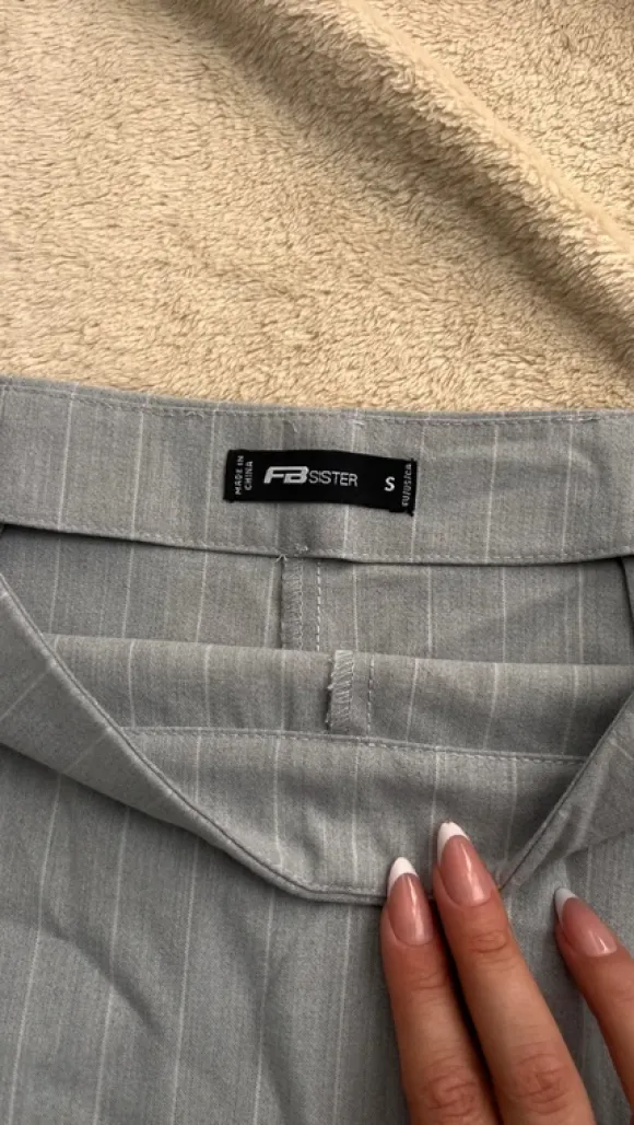 Grauer Nadelstreifen Skort