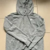 Grauer Nike Pulli
