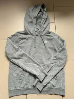 Grauer Nike Pulli