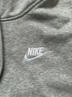 Grauer Nike Pulli