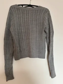 Grauer Pullover von Hollister mit Zopfmuster