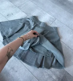 Grauer Rock mit integrierten Shorts