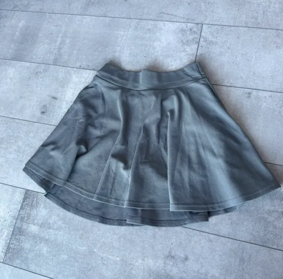 Grauer Rock mit integrierten Shorts