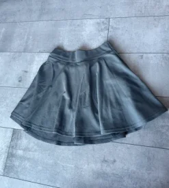Grauer Rock mit integrierten Shorts