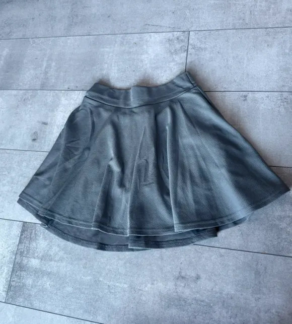 Grauer Rock mit integrierten Shorts