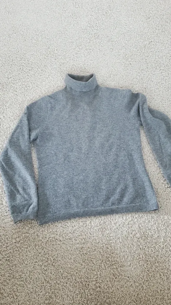Grauer Rollkragenpullover
