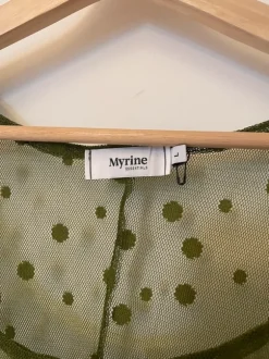 Grünes transparentes Kleid